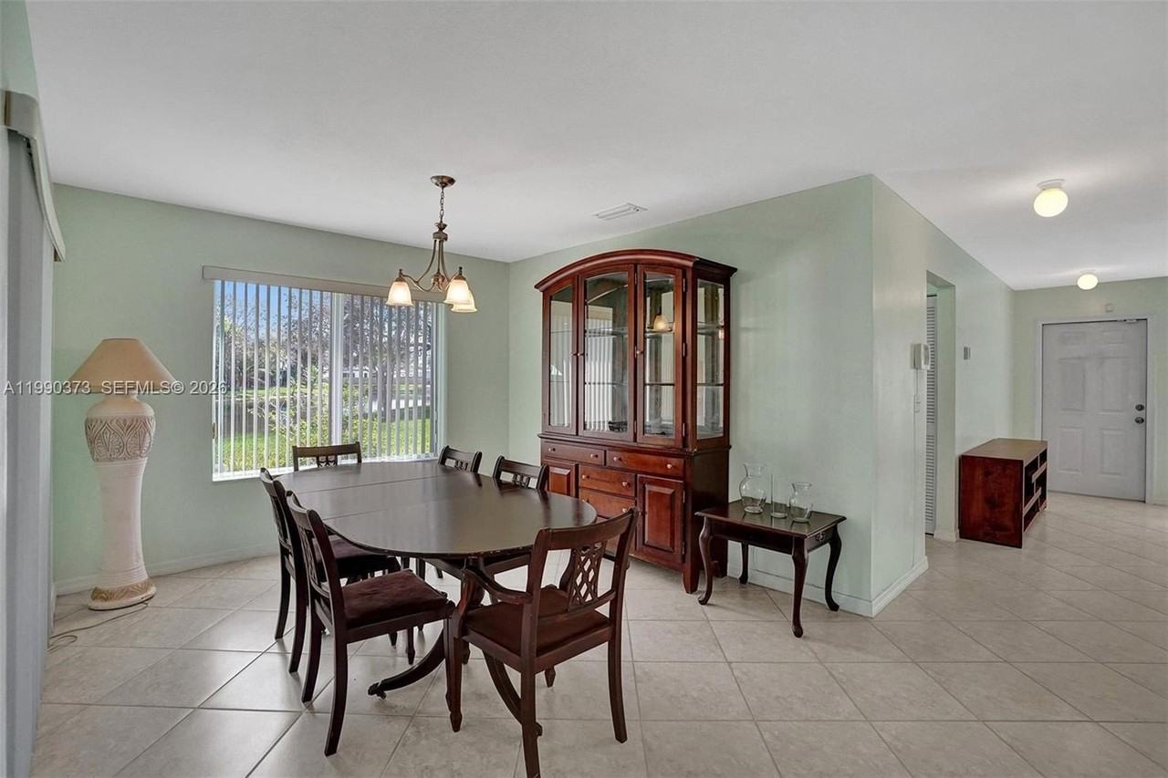 1726 Sw 110th Ter - Photo 7 of 50