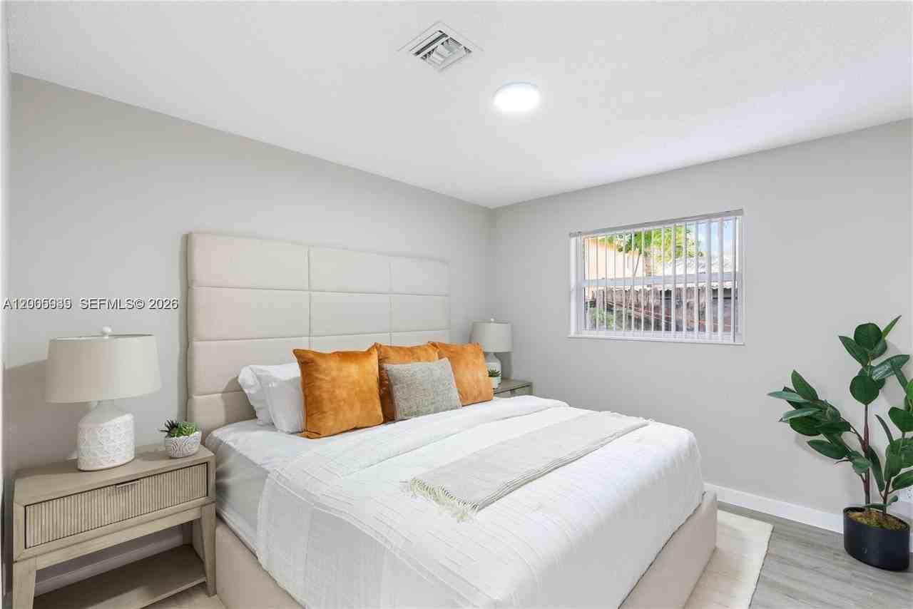 316 Sw 14th St #2 - Photo 2 of 4