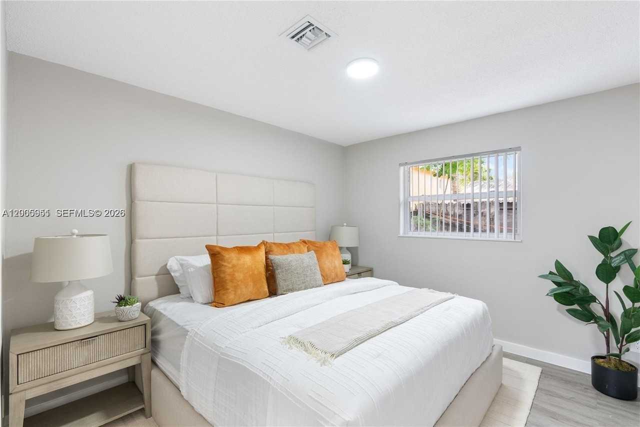 308 Sw 14th St #2 - Photo 2 of 4