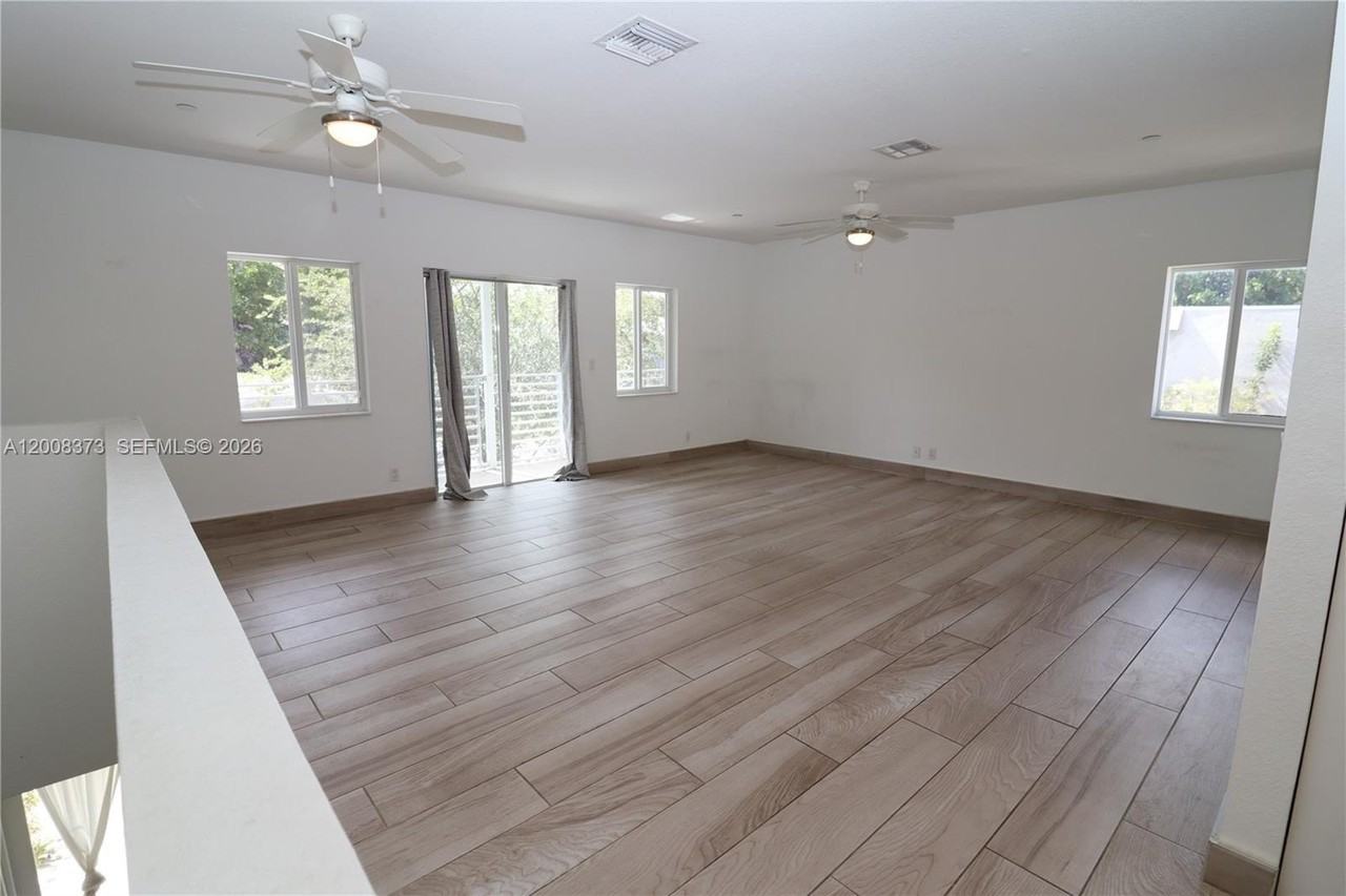 605 Ne 28th St #1 - Photo 2 of 37