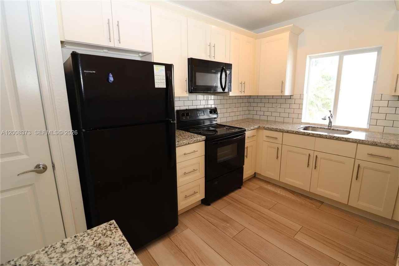 605 Ne 28th St #1 - Photo 3 of 37