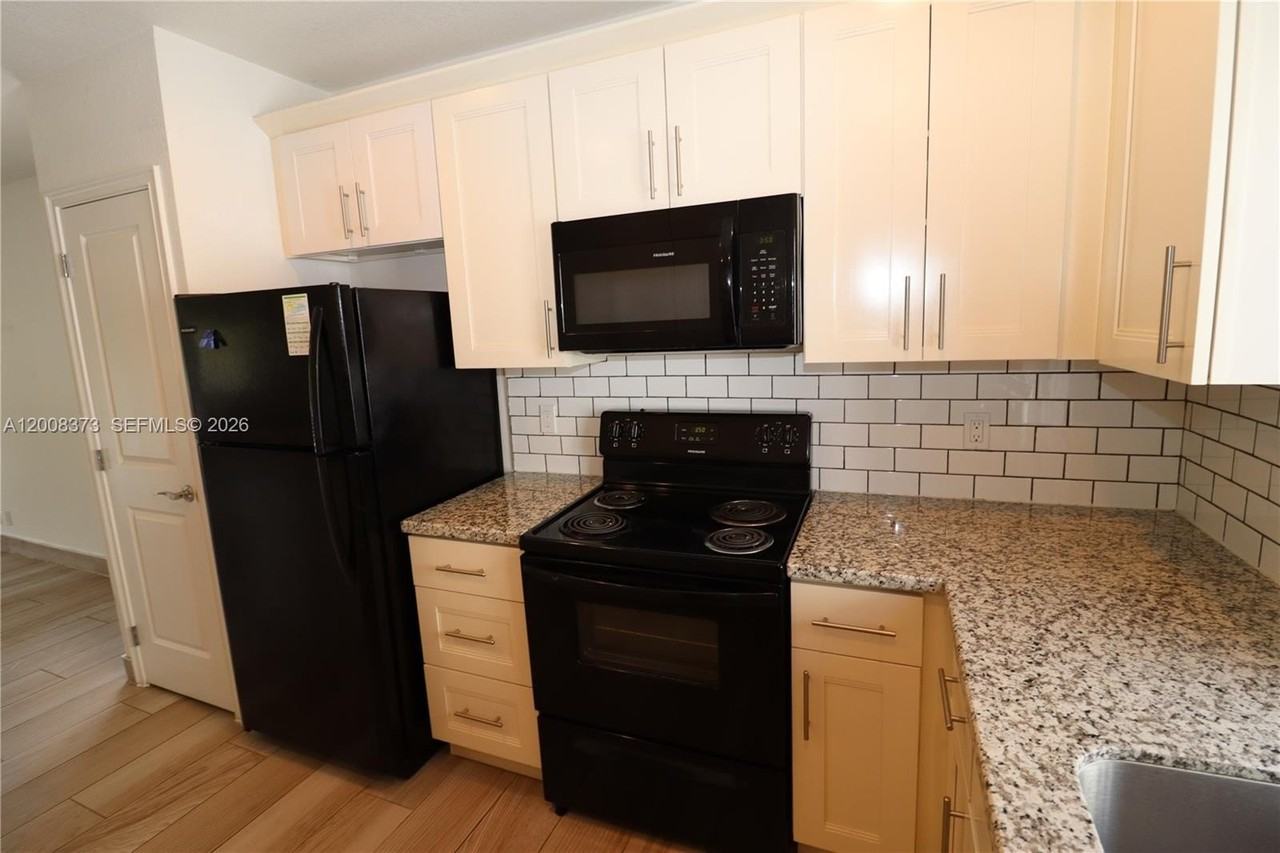 605 Ne 28th St #1 - Photo 5 of 37