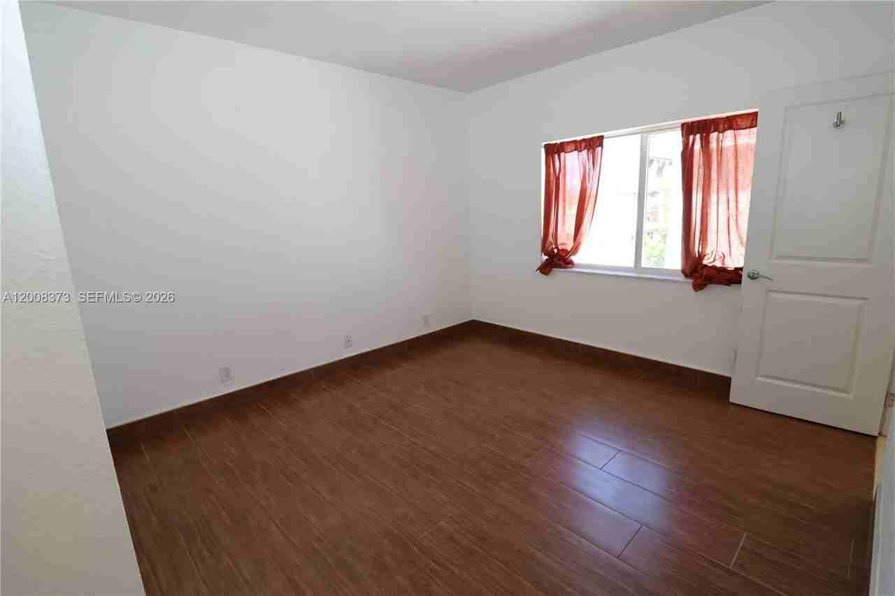 605 Ne 28th St #1 - Photo 7 of 37