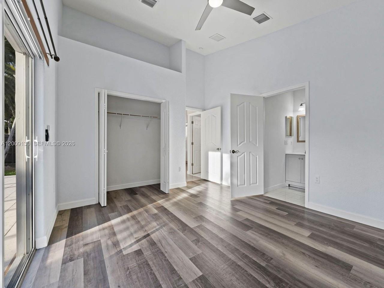 704 Se 14th Pl - Photo 5 of 29