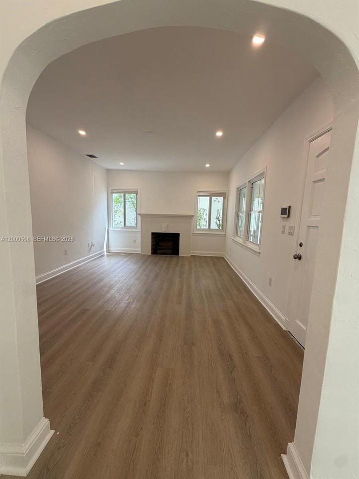 533 Minorca Ave - Photo 3 of 16