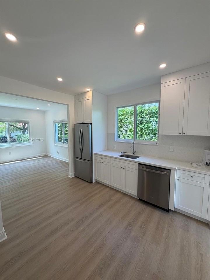 533 Minorca Ave - Photo 4 of 16