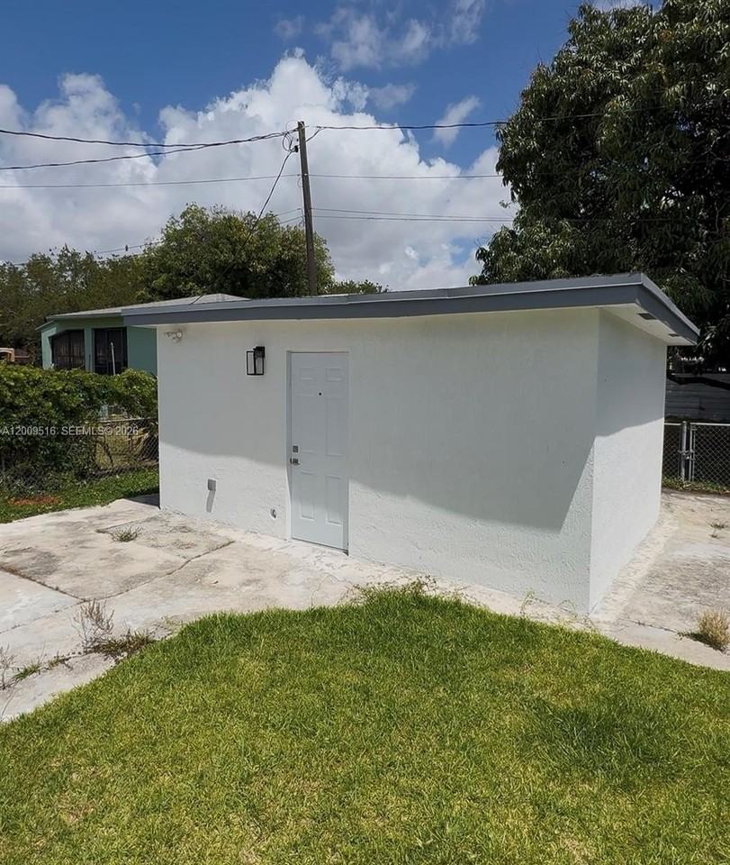 1221 Nw 75th St #A - Photo 7 of 8