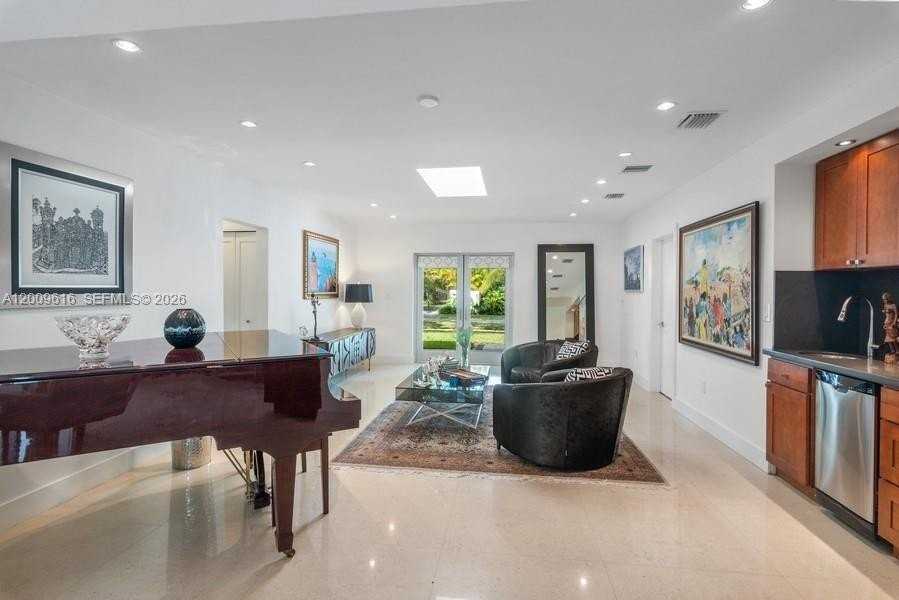 8215 Sw 63rd Pl #0 - Photo 3 of 30