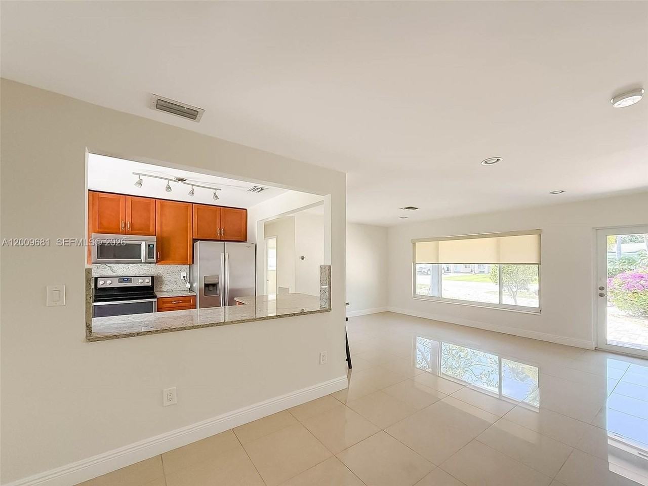 321 Ne 29th St - Photo 4 of 21