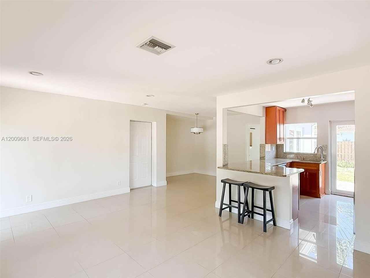 321 Ne 29th St - Photo 5 of 21