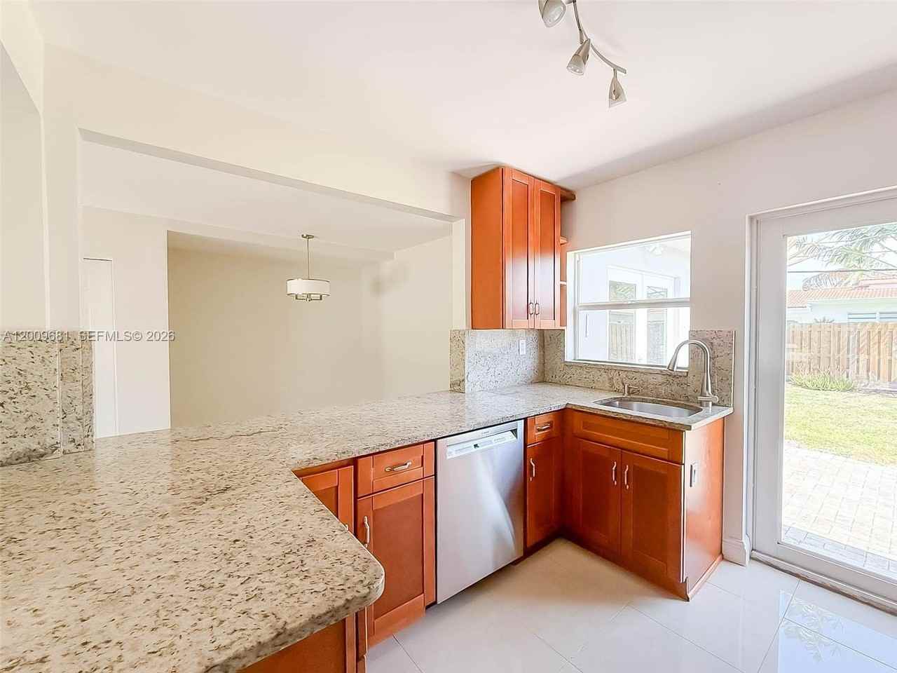 321 Ne 29th St - Photo 6 of 21