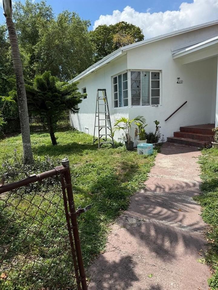 3100 Sw 13th St #1 - Photo 2 of 21