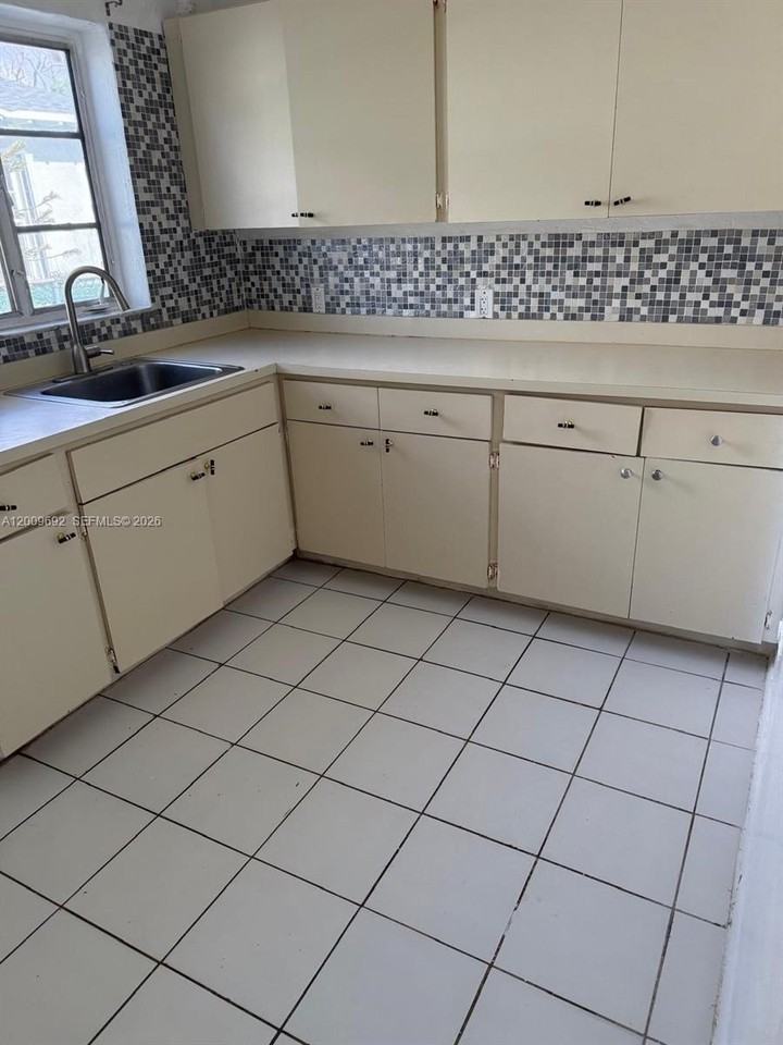 3100 Sw 13th St #1 - Photo 6 of 21