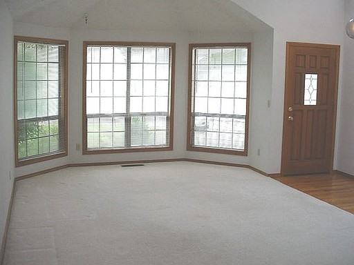 10693 SW Kent St - Photo 2 of 13