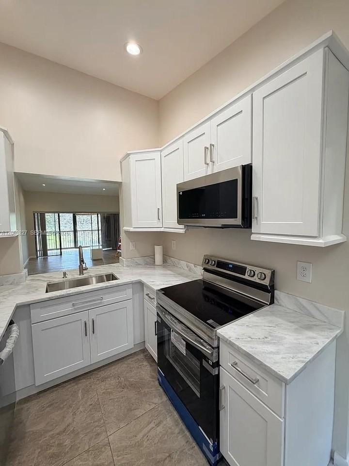 2067 Sw 15th St #230 - Photo 5 of 20