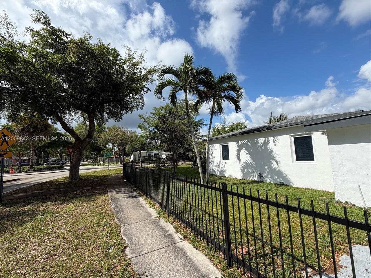1005 Nw 123rd St - Photo 2 of 13