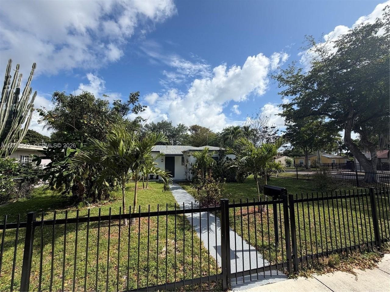 1005 Nw 123rd St - Photo 4 of 13