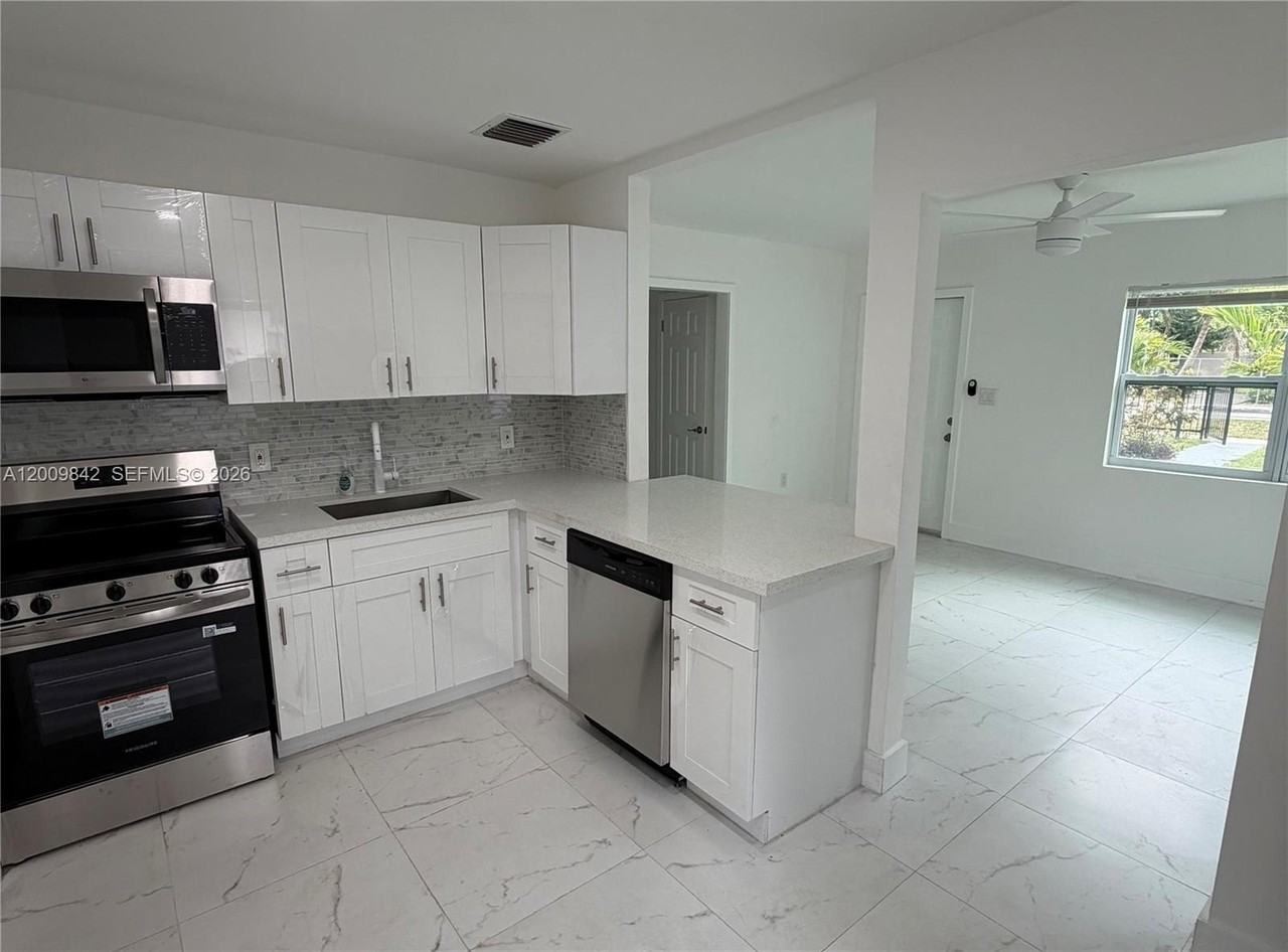 1005 Nw 123rd St - Photo 5 of 13