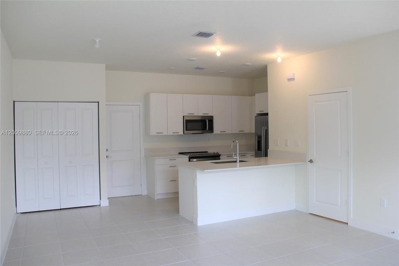 4272 Nw 82nd Ave #4272 - Photo 3 of 25