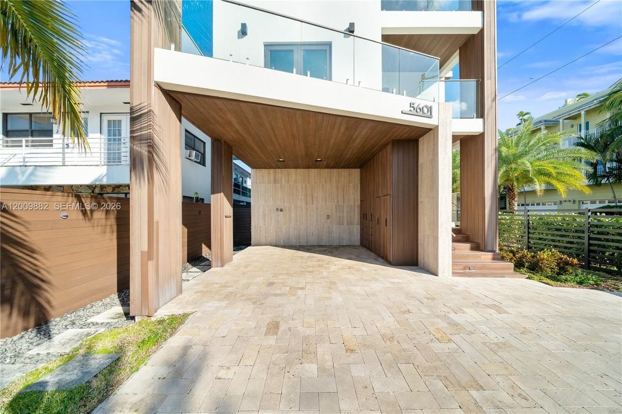 5601 N Ocean Dr #5601 - Photo 2 of 50