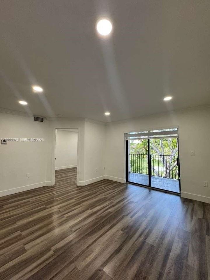 300 Palm Cir W #307 - Photo 3 of 12