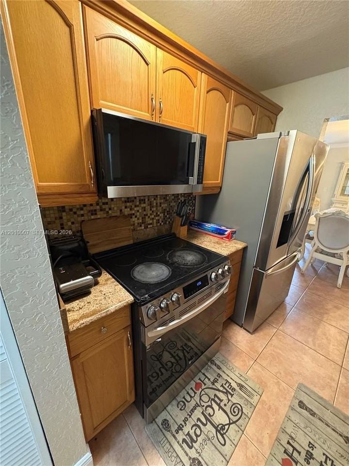 8905 Nw 38th Dr #4 - Photo 4 of 30