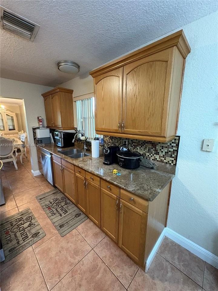 8905 Nw 38th Dr #4 - Photo 5 of 30