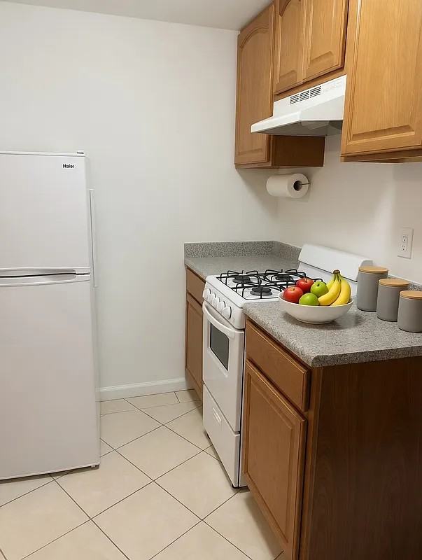 200 Allen St #7R - Photo 2 of 3