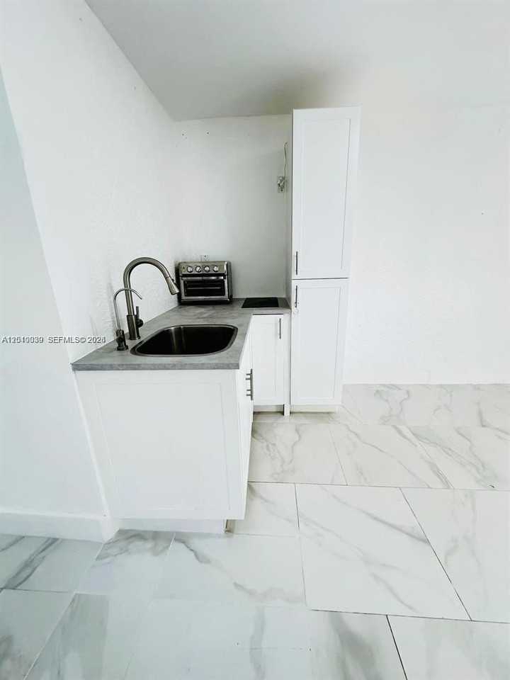 2320 Sw 44th St #A - Photo 4 of 10