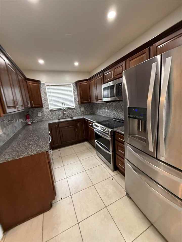 1619 Shenandoah St - Photo 2 of 12
