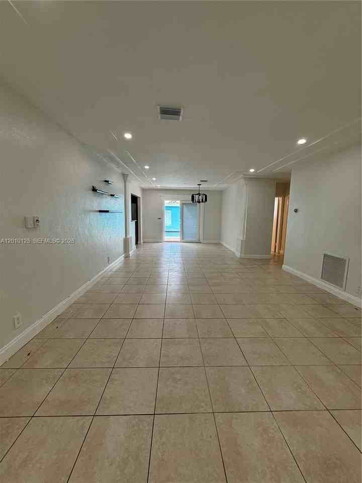 1619 Shenandoah St - Photo 3 of 12