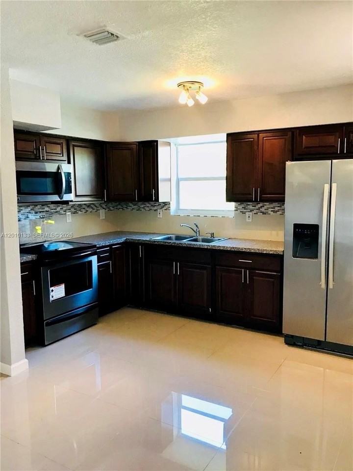 944 Nw 51st St #1 - Photo 2 of 12