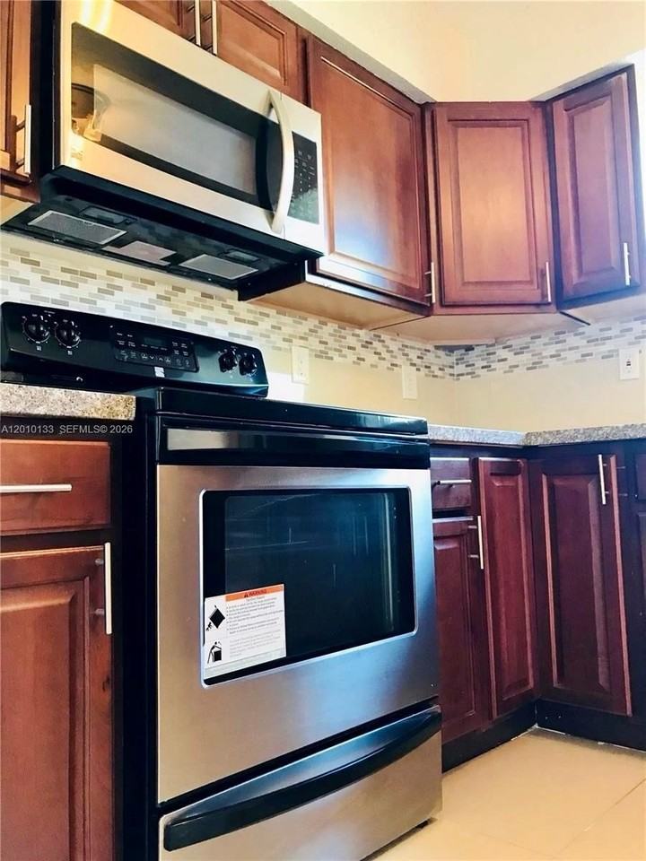 944 Nw 51st St #1 - Photo 3 of 12