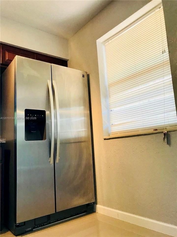 944 Nw 51st St #1 - Photo 4 of 12
