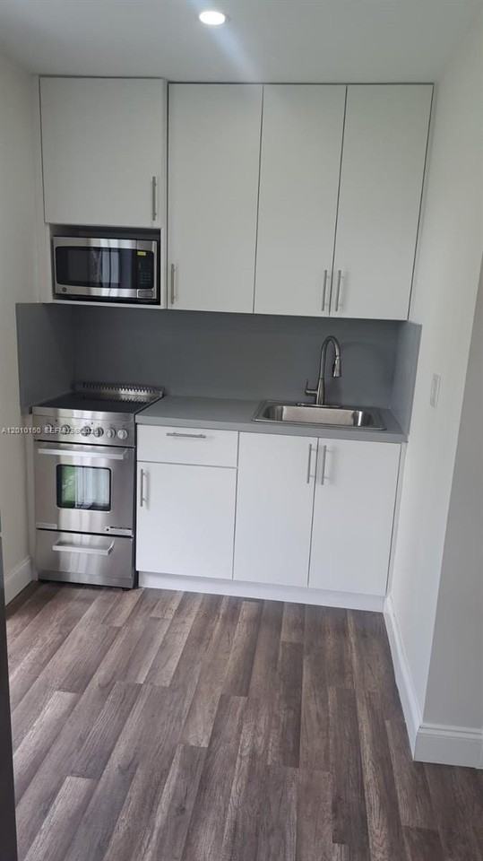 2457 Nw 35th St #B - Photo 3 of 7