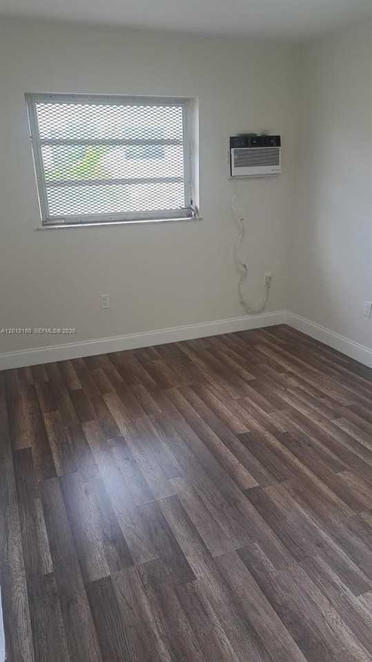 2457 Nw 35th St #B - Photo 4 of 7