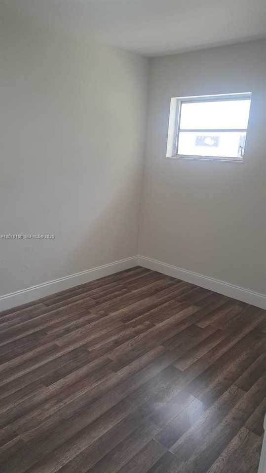 2457 Nw 35th St #B - Photo 5 of 7