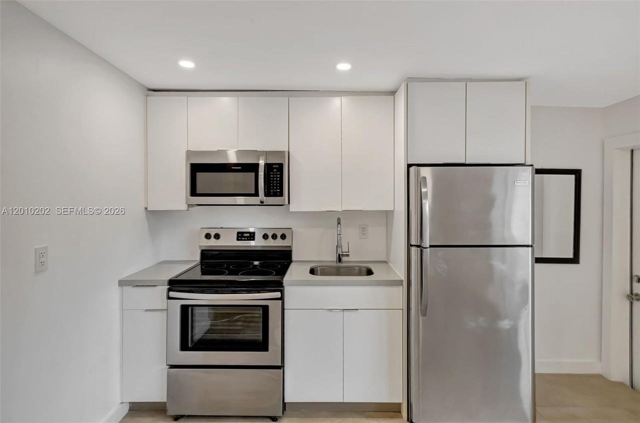 345 Michigan Ave #23 - Photo 3 of 22