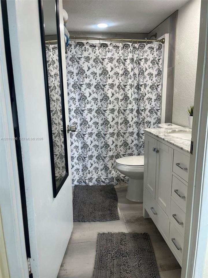 2735 W 52nd St #502 - Photo 3 of 10