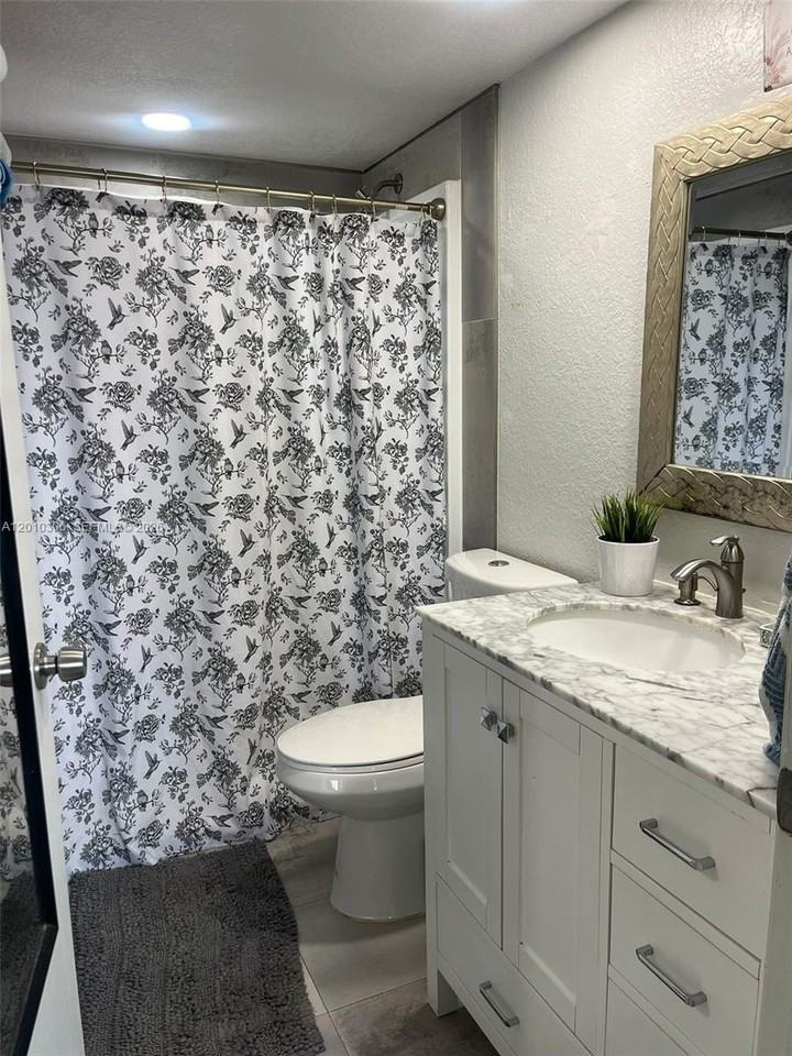 2735 W 52nd St #502 - Photo 4 of 10