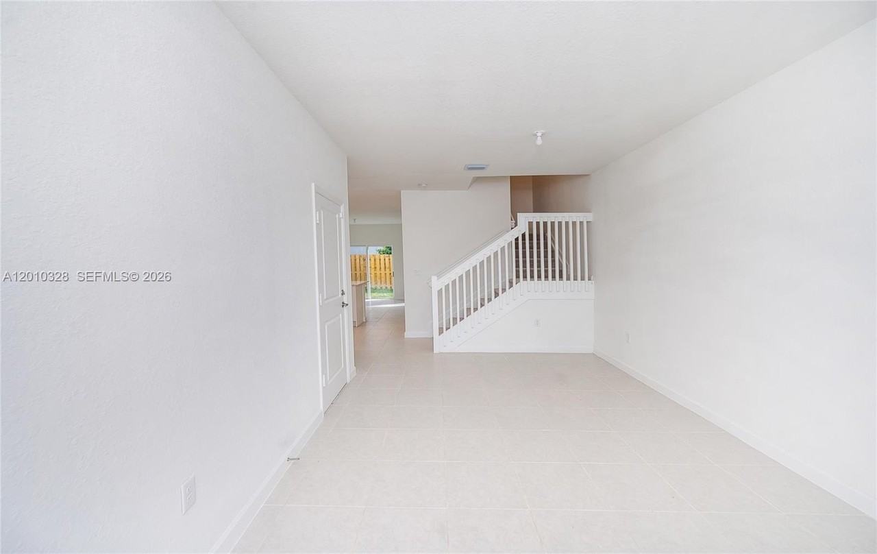 2642 Se 10th St - Photo 4 of 30