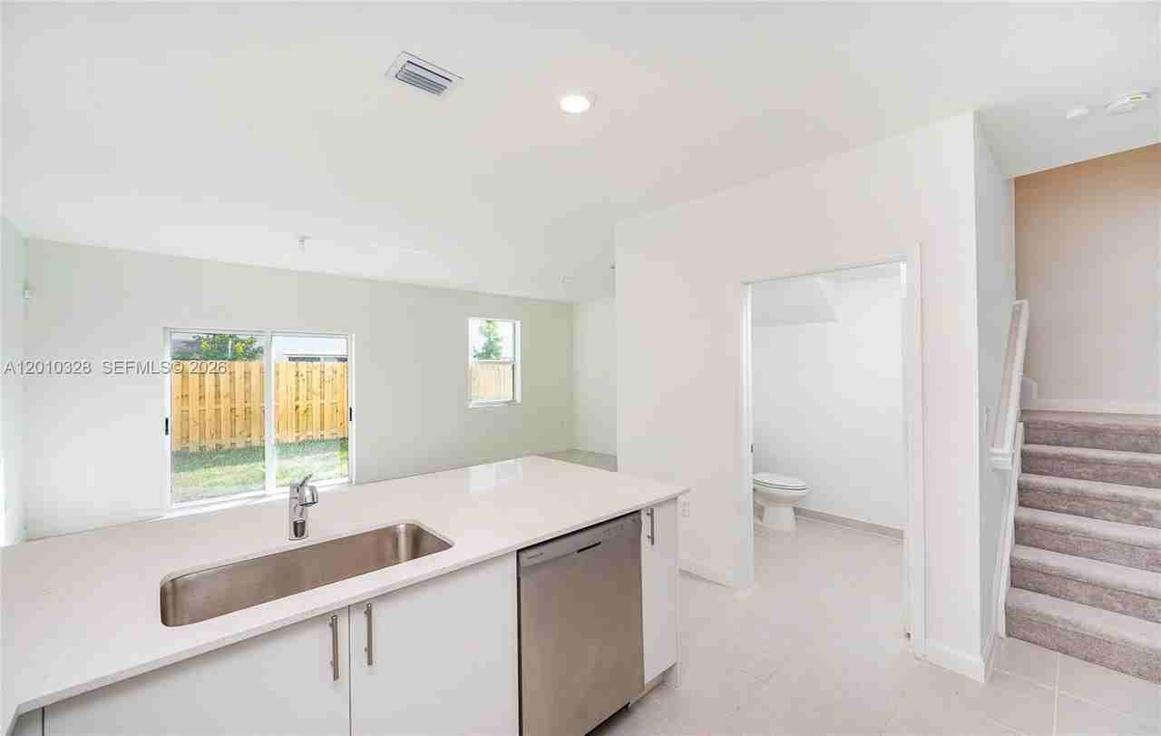 2642 Se 10th St - Photo 5 of 30