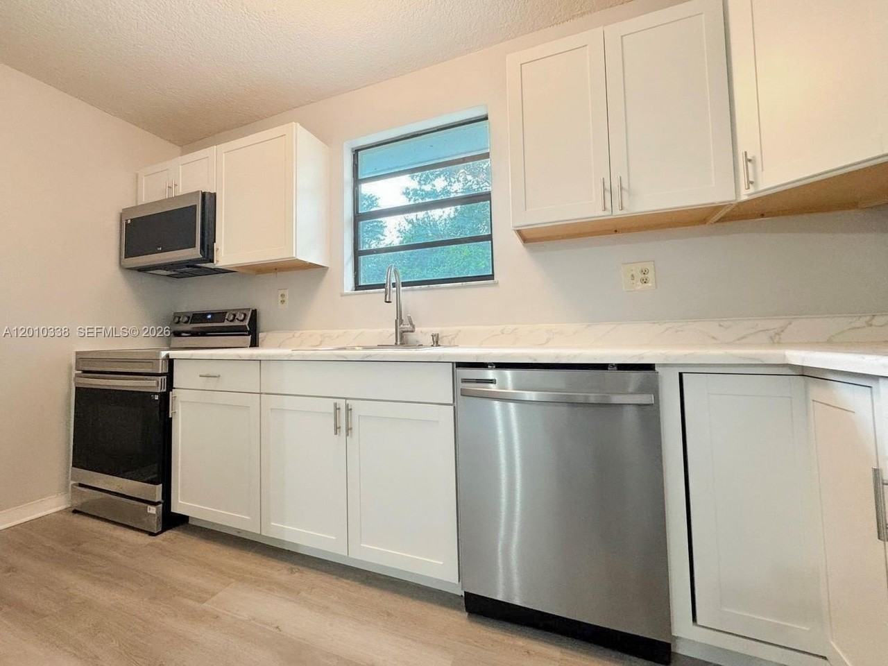 10947 Nw 45th St - Photo 5 of 9