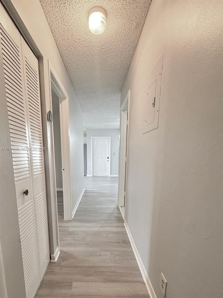 10947 Nw 45th St - Photo 6 of 9