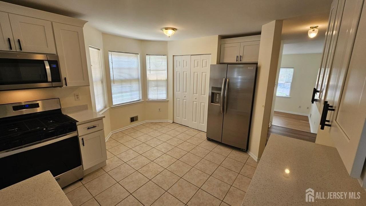 405 Cobblestone Ct - Photo 4 of 36