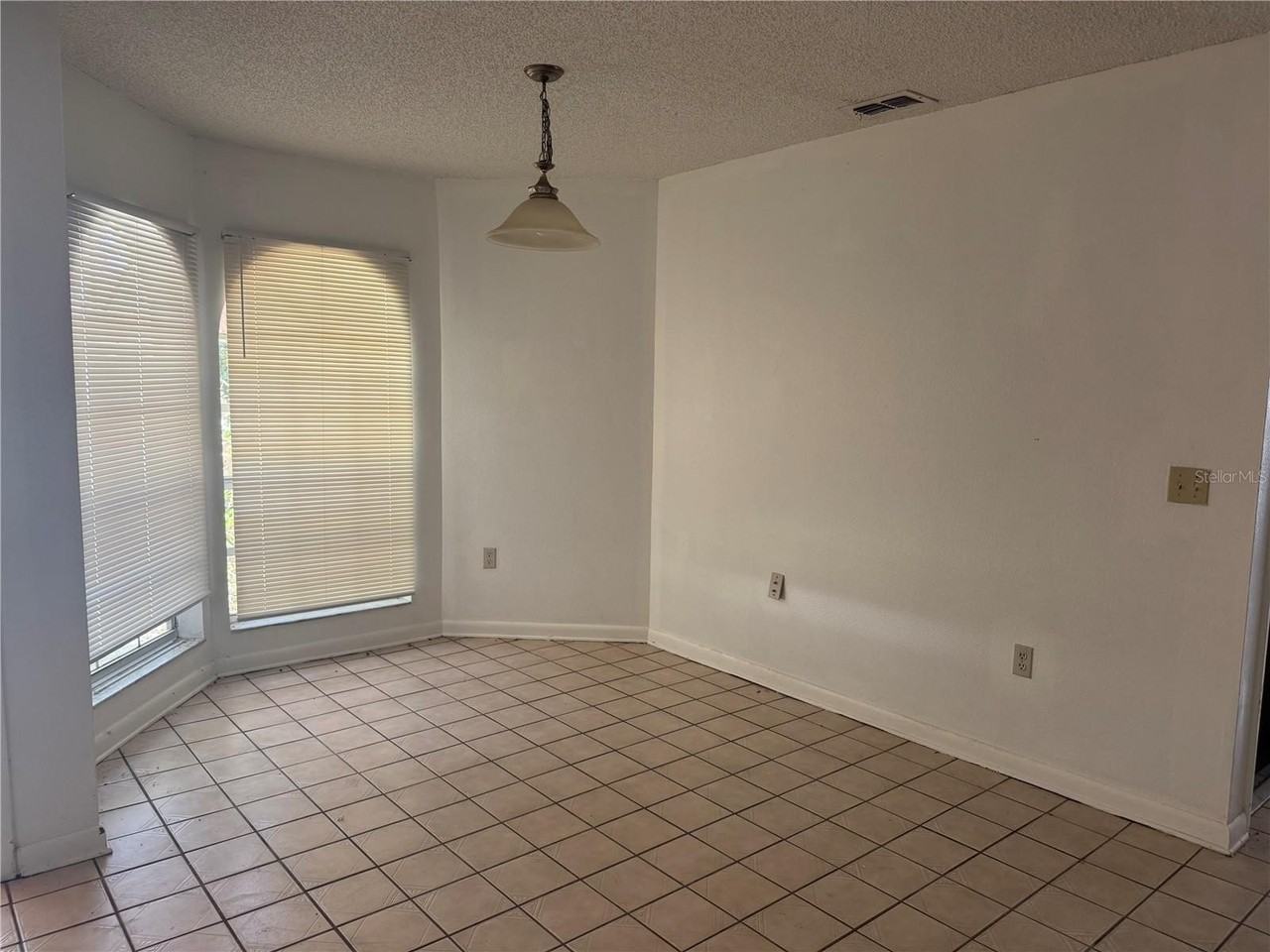 925 Derbyshire Dr - Photo 4 of 20
