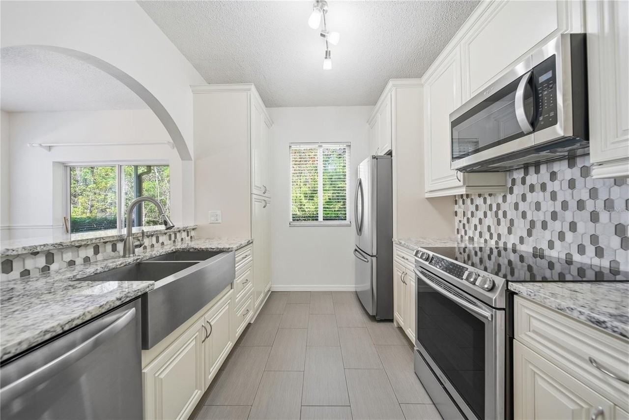 18117 Paradise Point Dr - Photo 3 of 46