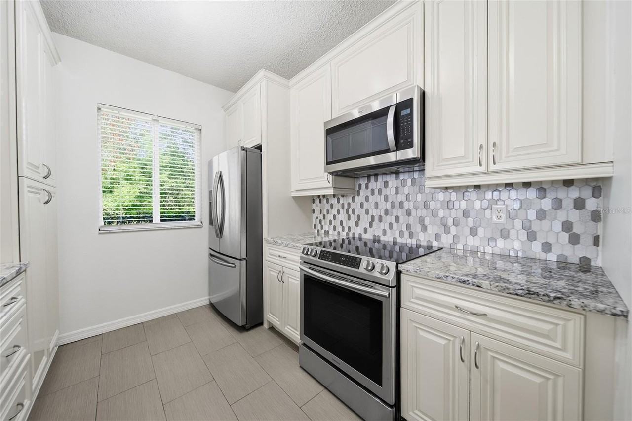 18117 Paradise Point Dr - Photo 5 of 46