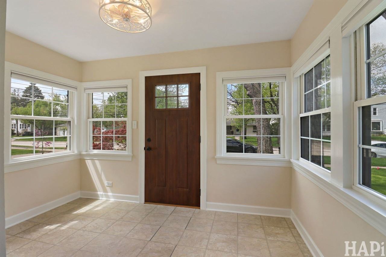 115 N Hager Ave - Photo 3 of 32