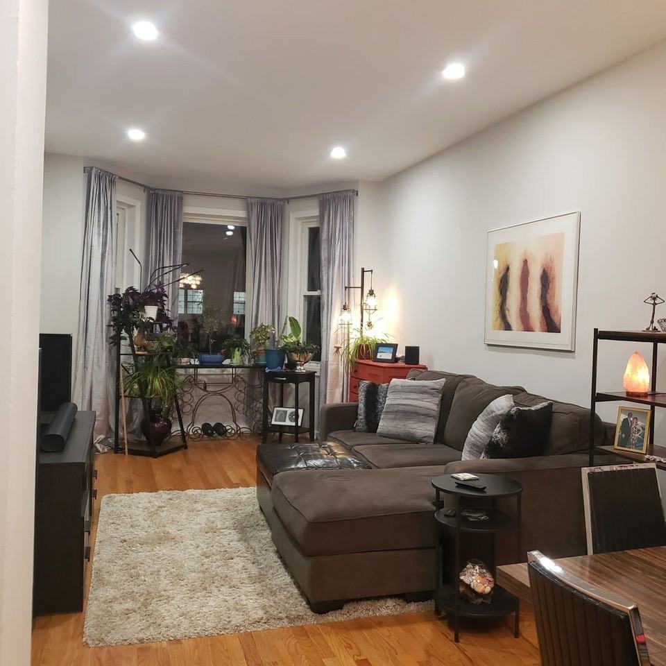 2437 W Ainslie St #1F - Photo 2 of 8